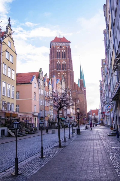 Piwna street and view on the St Mary's Basilica Tower. Gdansk, Poland — Stock Photo, Image