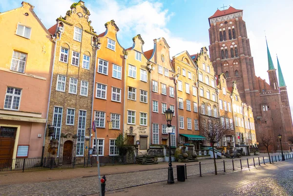 Piwna street and view on the St Mary's Basilica Tower. Gdansk, Poland — Stock Photo, Image