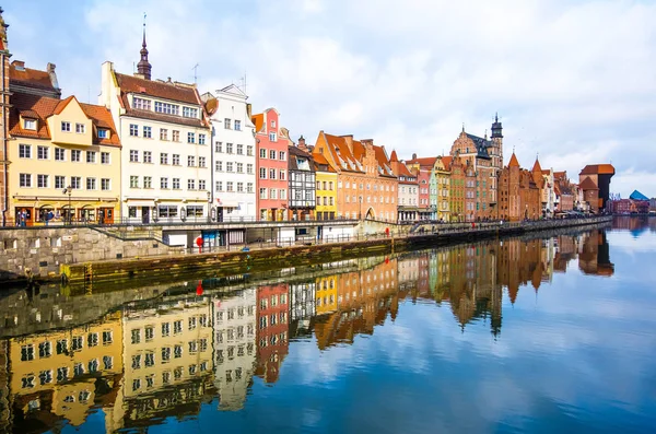 Vista al histórico paseo marítimo de la ciudad principal de Gdansk en el río Motlawa. Gdansk, Polonia — Foto de Stock