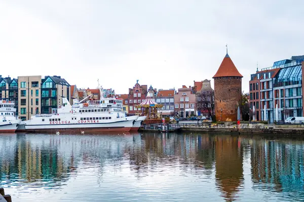 Vista al histórico paseo marítimo de la ciudad principal de Gdansk en el río Motlawa. Gdansk, Polonia — Foto de Stock