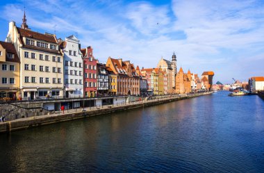 Motlawa Nehri üzerindeki Gdansk ana kenti 'nin tarihi kıyısına bakın. Gdansk, Polonya