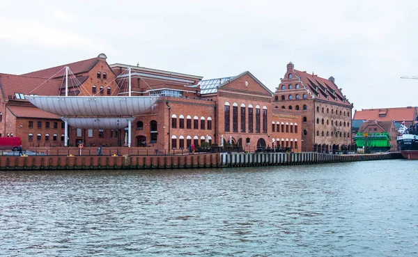 Polnische baltische Philharmonie und Hotel krolewski am Fluss Motlawa auf der Insel olowianka in Danzig, Polen — Stockfoto