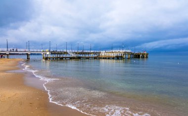 Polonya'da Baltık Denizi kıyısında sahilde Pier