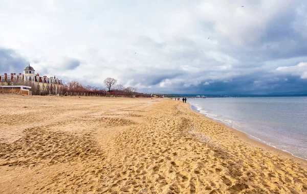 Zimní procházka u pláže u pobřeží Baltského moře v polském Gdaňsku — Stock fotografie