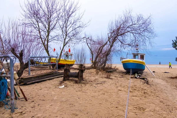 Barcos de pesca en la playa de arena en la costa del Mar Báltico en Sopot, Polonia — Foto de Stock