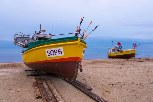 Fishing boats on the sandy beach at the Baltic Sea coast in Sopot, Poland — Stock Photo, Image