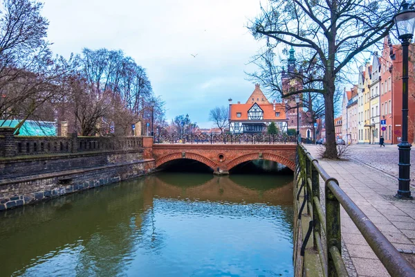Miller 's Guild House y Love Bridge sobre el canal en el casco antiguo de Gdansk, Polonia — Foto de Stock