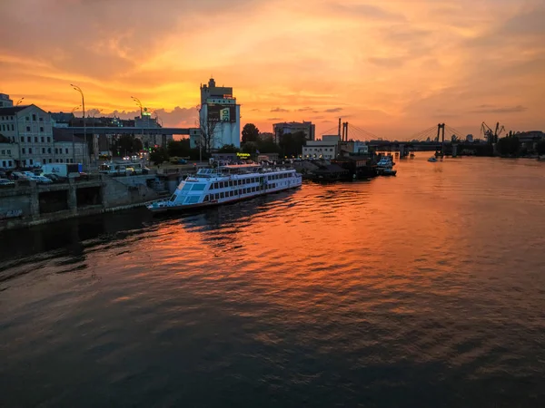 Fiume Dnipro al tramonto. Nave turistica nel porto fluviale nel quartiere storico di Kiev, Ucraina — Foto Stock