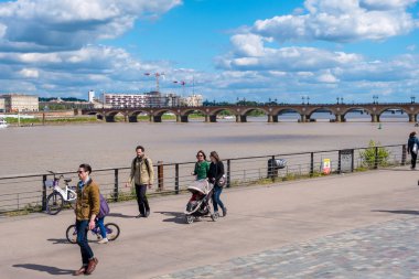 İnsanlar Bordeaux Garonne nehri yanında gezinti üzerinde yürümek, Aquitaine, Fransa