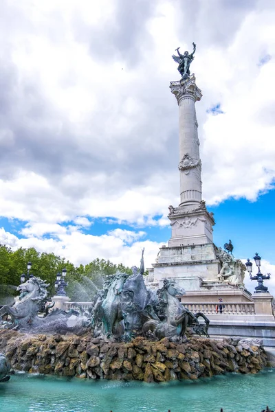 Colonne des Girondins et fontaine sur l'Esplanade des Quinconces à Bordeaux, Aquitaine, France — Photo