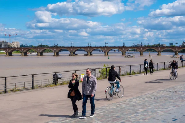 La gente cammina sul lungomare lungo il fiume Garonne a Bordeaux, Aquitania, Francia — Foto Stock