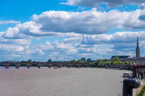 Személyszállító hajó láp egy mólón a Garonne folyó Bordeaux, Gironde, Aquitaine, Franciaország — Stock Fotó