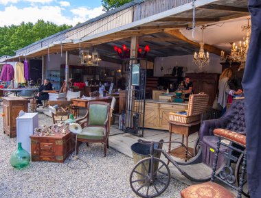 Bordeaux tarihi merkezinde ünlü Bordeaux bit pazarı Marche Aux Puces, Aquitaine, Fransa