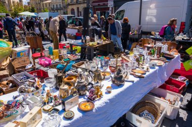 Ünlü Bordeaux bit pazarı Marche AUX Puces Pazar günü Saint Michel bazilikasının yakınında, Aquitaine, Fransa