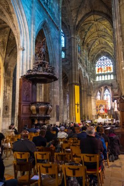 Bordeaux, Aquitaine, Fransa'daki Saint Michael Bazilikası'nda kilise hizmeti