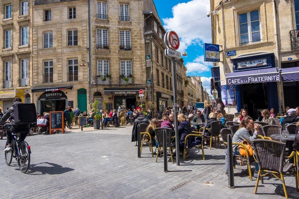 Escena típica de Burdeos. Los residentes de la ciudad y los turistas se relajan en el café en una calle en Burdeos, Francia — Foto de Stock
