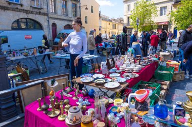 Ünlü Bordeaux bit pazarı Marche AUX Puces Pazar günü Saint Michel bazilikasının yakınında, Aquitaine, Fransa