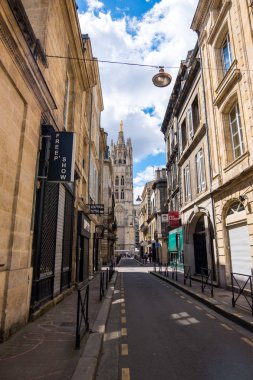 Bordeaux, Fransa tarihi merkezinde eski konut binaları ile dar bir sokak