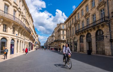 Bordeaux tarihi merkezinde lüks moda mağazaları ile yaya alışveriş caddesi, Fransa