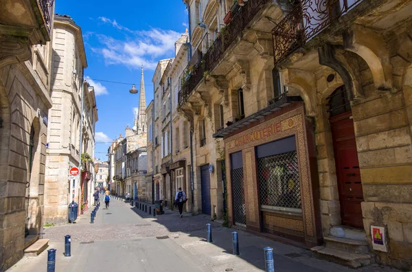 Una calle estrecha con edificios residenciales antiguos en el centro histórico de Burdeos, Francia — Foto de Stock