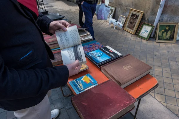 Famoso mercado de pulgas de Burdeos Marche Aux Puces en domingo en Place cerca de Saint Michel basilica, Aquitania, Francia — Foto de Stock