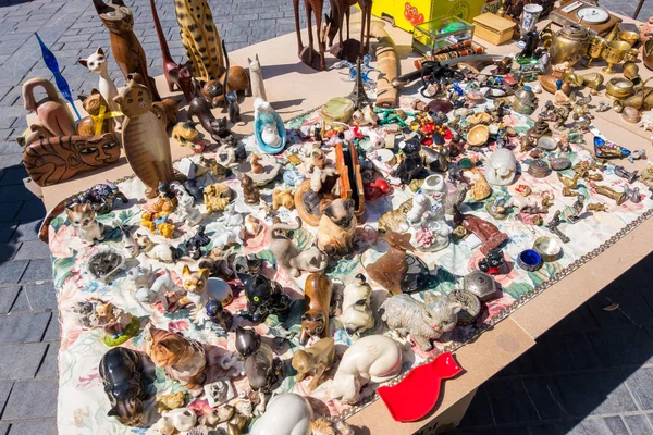 Famoso mercado de pulgas de Burdeos Marche Aux Puces en domingo en Place cerca de Saint Michel basilica, Aquitania, Francia — Foto de Stock