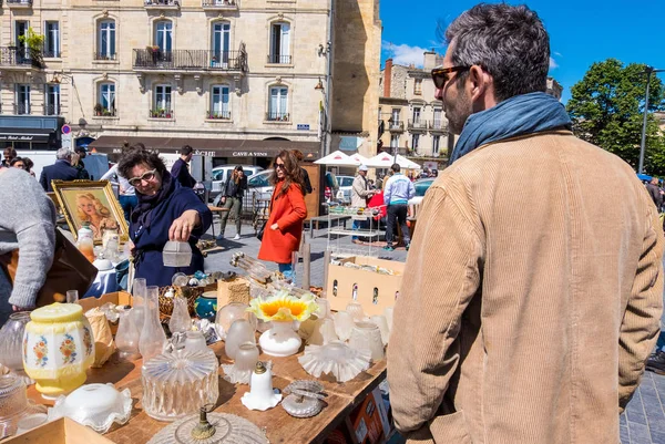 Famoso mercado de pulgas de Burdeos Marche Aux Puces en domingo en Place cerca de Saint Michel basilica, Aquitania, Francia — Foto de Stock