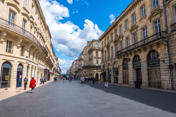 Calle comercial peatonal con tiendas de moda de lujo en el centro histórico de Burdeos, Francia — Foto de Stock