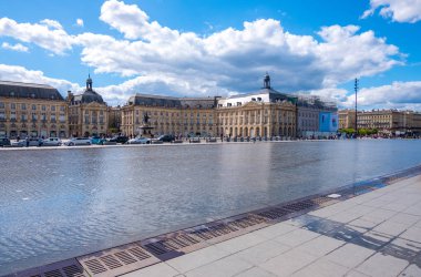 Bordeaux Place de la Bourse önünde Garonne iskelesinde Miroir d 'eau veya Miroir Des Quais