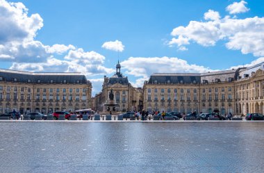 Bordeaux Place de la Bourse önünde Garonne iskelesinde Miroir d 'eau veya Miroir Des Quais