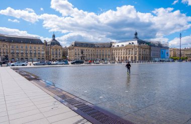 Bir çocuk Bordeaux 'da Place de la Bourse önünde Miroir d 'eau üzerinde bir Scooter sürmek, Fransa