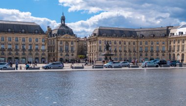 Bordeaux Place de la Bourse önünde Garonne iskelesinde Miroir d 'eau veya Miroir Des Quais