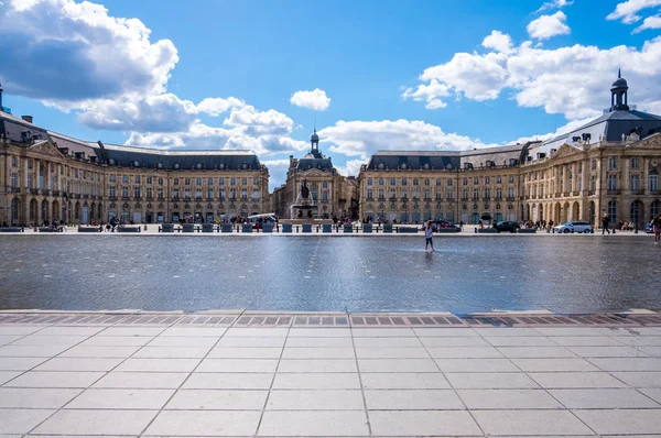 El Miroir d 'eau o Miroir des Quais en el muelle del Garona frente a la Place de la Bourse en Burdeos —  Fotos de Stock