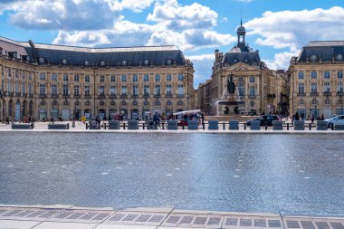 Bordeaux Place de la Bourse önünde Garonne iskelesinde Miroir d 'eau veya Miroir Des Quais