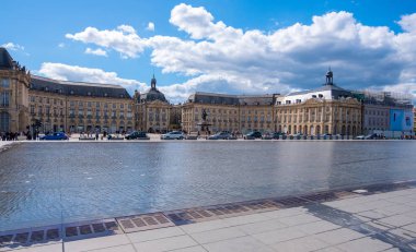 Bordeaux Place de la Bourse önünde Garonne iskelesinde Miroir d 'eau veya Miroir Des Quais
