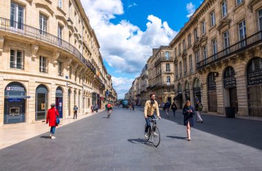 Bordeaux tarihi merkezinde lüks moda mağazaları ile yaya alışveriş caddesi, Fransa