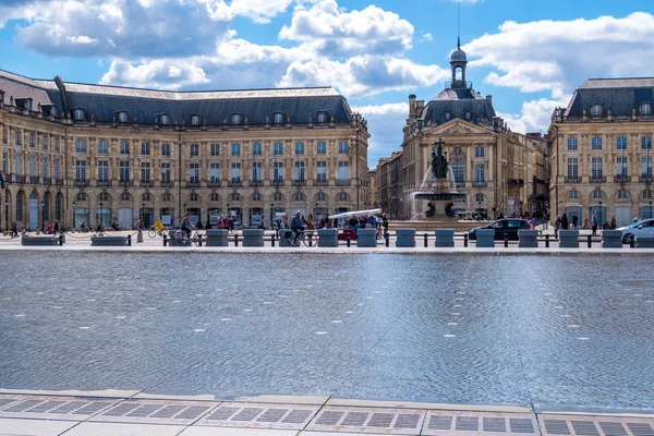 Il Miroir d'eau o Miroir des Quais sulla banchina della Garonna di fronte a Place de la Bourse a Bordeaux — Foto Stock