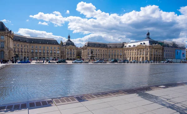 Il Miroir d'eau o Miroir des Quais sulla banchina della Garonna di fronte a Place de la Bourse a Bordeaux — Foto Stock