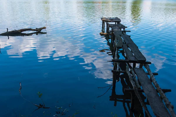 Hölzerne alte Seebrücke am Flussufer — Stockfoto