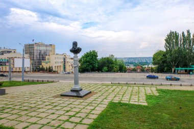 Lugansk Yerel Tarih Müzesi'nin girişindeki Carl Gascoigne Anıtı.
