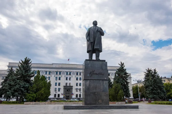 Lenin monument on the Theater Square in the center of Lugansk — Stock Photo, Image
