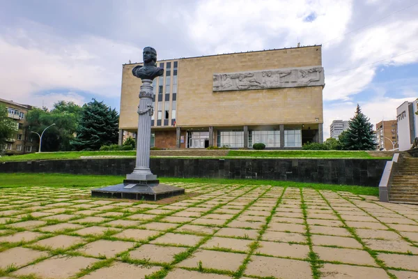Monument of Carl Gascoigne at the entrance to the Lugansk Museum of Local History. — Stock Photo, Image