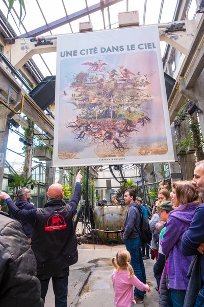 Οι τουρίστες γνωρίζονται με τα εκθέματα οι μηχανές υπόστεγου είναι μέρος των μηχανών της νήσου Ναντ, Γαλλία — Φωτογραφία Αρχείου