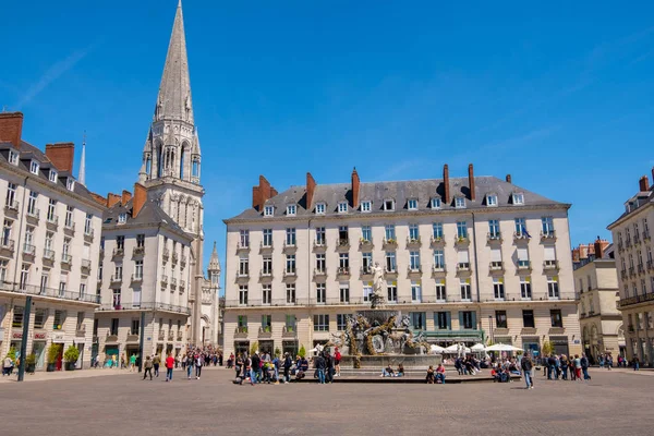 Praça da cidade Place Royale de Nantes com a Basílica Saint-Nicolas ao fundo. Nantes, França — Fotografia de Stock