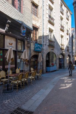 Nantes şehir merkezinde bir yaya caddesinde bir açık hava kafe, Fransa