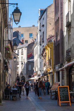 Fransa'nın Nantes şehrinin eski kentinde insanlarla dolu kafe ve restoranlar ile sokak görünümü