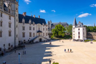 Brittany Dukes Kalesi Meydanı manzarası. Kale şimdi Nantes Tarih Müzesi evler