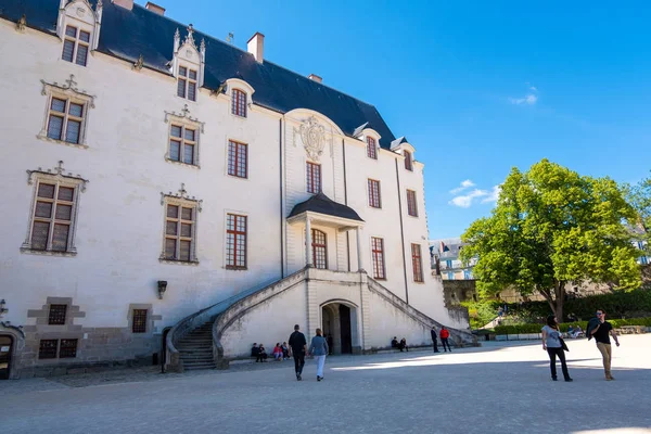 Vista de la Plaza del Castillo de Bretaña Duques. El castillo ahora alberga el Museo de Historia de Nantes —  Fotos de Stock