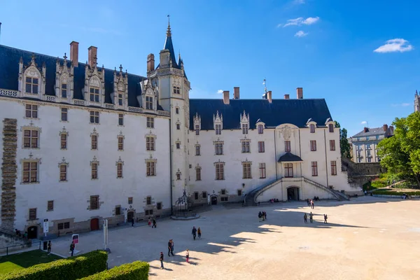 Vista de la Plaza del Castillo de Bretaña Duques. El castillo ahora alberga el Museo de Historia de Nantes —  Fotos de Stock