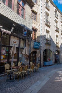 Nantes şehir merkezinde bir yaya caddesinde bir açık hava kafe, Fransa